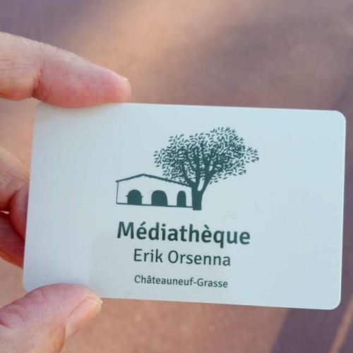 Cette photo chateauneuf-media-signaletique-identite (4).jpg, a été réduite de 79.04 % le Vendredi 12 Décembre 2025 à 10:12 par Emjysoft Photo Réducteur v6.0 à télécharger sur https://www.emjysoft.com/