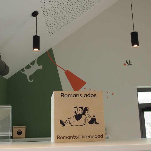 Cette photo helenegerber-signaletique-mediatheque-saintthegonnec (5).JPG, a été réduite de 98.89 % le Vendredi 27 Juin 2025 à 11:06 par Emjysoft Photo Réducteur v6.0 à télécharger sur https://www.emjysoft.com/
