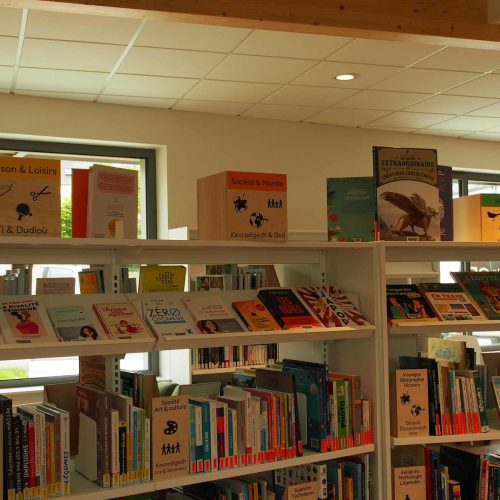 Cette photo helenegerber-signaletique-mediatheque-saintthegonnec (10).JPG, a été réduite de 97.86 % le Vendredi 27 Juin 2025 à 11:06 par Emjysoft Photo Réducteur v6.0 à télécharger sur https://www.emjysoft.com/