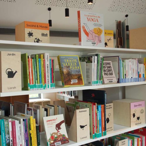 Cette photo helenegerber-signaletique-mediatheque-saintthegonnec (49).JPG, a été réduite de 97.85 % le Vendredi 27 Juin 2025 à 11:06 par Emjysoft Photo Réducteur v6.0 à télécharger sur https://www.emjysoft.com/