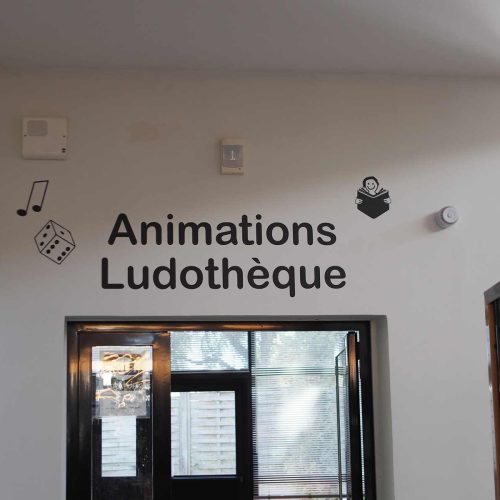 Cette photo helenegerber-guer-mediatheque-signaletique (2).JPG, a été réduite de 98.3 % le Vendredi 27 Juin 2025 à 11:06 par Emjysoft Photo Réducteur v6.0 à télécharger sur https://www.emjysoft.com/