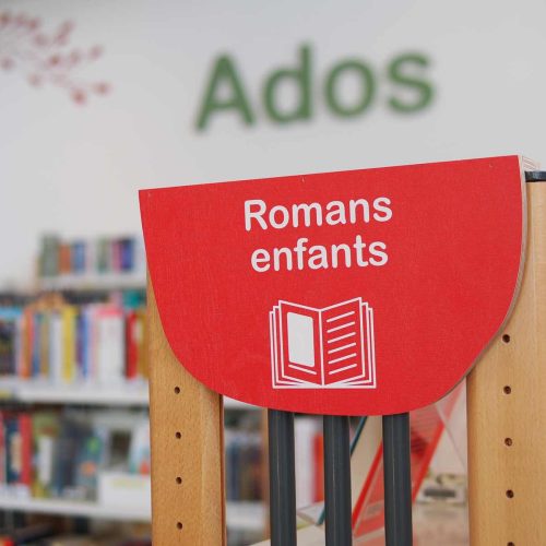 Cette photo helenegerber-guer-mediatheque-signaletique (29).JPG, a été réduite de 98.44 % le Vendredi 27 Juin 2025 à 11:06 par Emjysoft Photo Réducteur v6.0 à télécharger sur https://www.emjysoft.com/