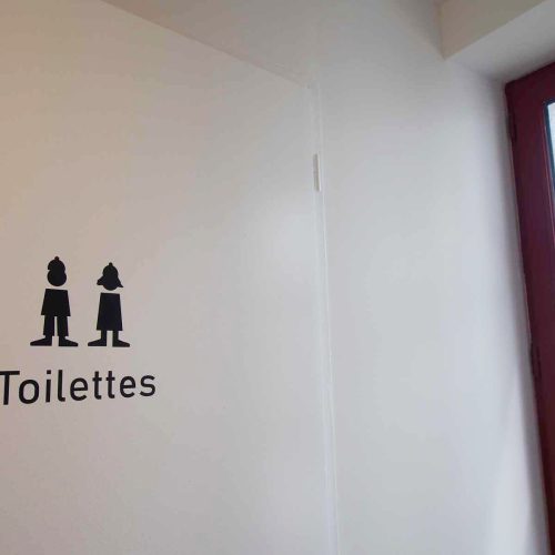 Cette photo hoedic-mediatheque-signalétique-helenegerber (10).JPG, a été réduite de 99.22 % le Vendredi 12 Juin 2026 à 15:06 par Emjysoft Photo Réducteur v6.0 à télécharger sur https://www.emjysoft.com/