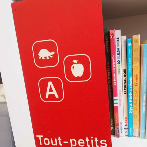 Cette photo hoedic-mediatheque-signalétique-helenegerber (17).JPG, a été réduite de 98.71 % le Vendredi 12 Juin 2026 à 15:06 par Emjysoft Photo Réducteur v6.0 à télécharger sur https://www.emjysoft.com/