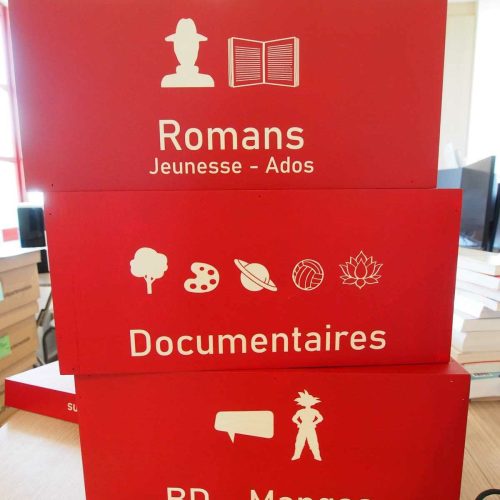 Cette photo hoedic-mediatheque-signalétique-helenegerber (2).JPG, a été réduite de 98.8 % le Vendredi 12 Juin 2026 à 15:06 par Emjysoft Photo Réducteur v6.0 à télécharger sur https://www.emjysoft.com/