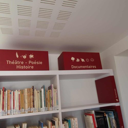 Cette photo hoedic-mediatheque-signalétique-helenegerber (22).JPG, a été réduite de 98.66 % le Vendredi 12 Juin 2026 à 15:06 par Emjysoft Photo Réducteur v6.0 à télécharger sur https://www.emjysoft.com/